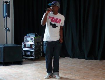 Rapper und Texter Ono Ngcala gibt ein Konzert im Musikladen